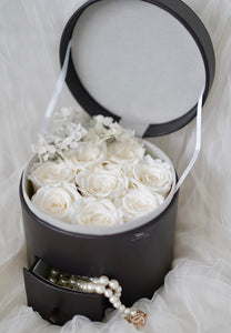 レザージュエリーボックスに保存されたバラ-ホワイト
